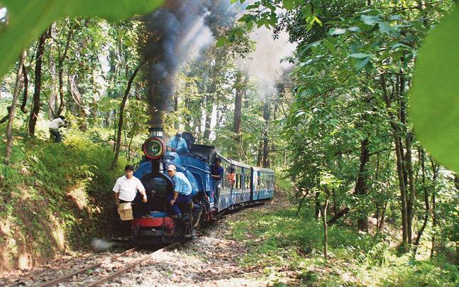 darjeeling-train-2_647_052716104546.jpg